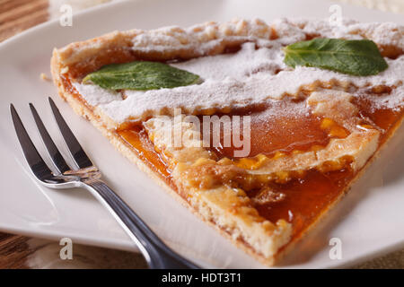 Stück des italienischen Tarte mit Aprikose Marmelade auf dem Teller. Horizontale Stockfoto