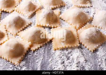 Italienische ungekochten Ravioli mit Mehl auf dem Tisch. horizontale Stockfoto