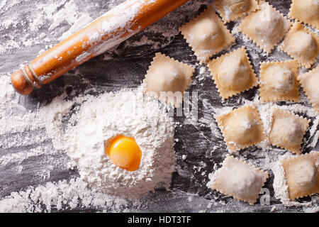 Italienische Ravioli mit rohen Zutaten auf den Tisch. horizontale Ansicht von oben Stockfoto