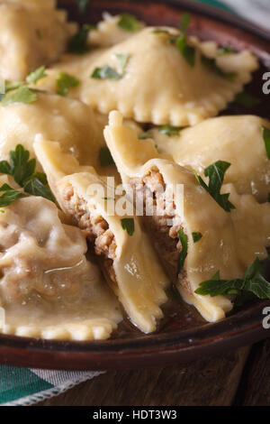 Italienische Ravioli gefüllt mit Fleisch Closeup auf einem braunen Teller. vertikale, rustikalen Stil Stockfoto