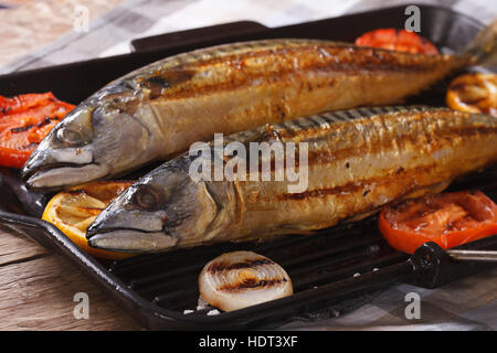 Meeresfisch vom Grill Makrele und Gemüse auf dem Grill pan Closeup. horizontale Stockfoto