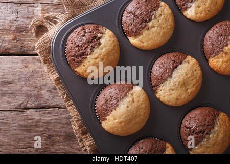 Frische Schokolade orange Muffins Backen Gericht Closeup. horizontale Ansicht von oben Stockfoto