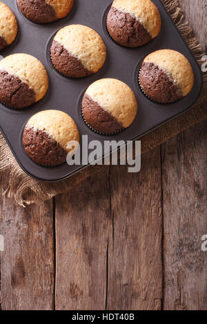 Schokolade-Orange Muffins in Auflaufform aus dem Ofen. vertikale Ansicht von oben Stockfoto