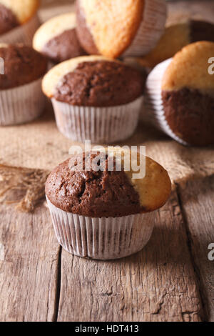 schöne zweifarbige Schokoladen-Muffins mit einer Tabelle großaufnahme, vertikale Stockfoto