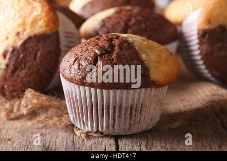 schöne zweifarbige Schokoladen-Muffins mit einer Tabelle großaufnahme, horizontale Stockfoto