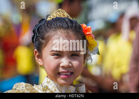 Thai-Mädchen tragen traditionelle Kleidung während Awx Phansa, Push boat Buddha Festival in Trang, Thailand Stockfoto