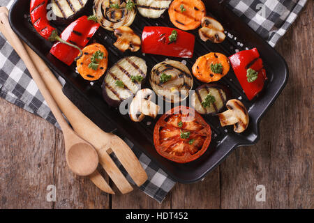 Gegrilltes Gemüse: Paprika, Tomaten, Zwiebeln, Auberginen und Karotten in einer Pfanne Grill. horizontale Ansicht von oben Stockfoto