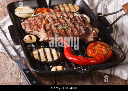 Lecker Rindersteak mit Rippen und gegrilltem Gemüse in einer Pfanne Nahaufnahme. horizontale. Stockfoto