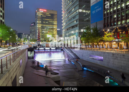 Ansicht des Cheonggyecheon Stream und Bürogebäuden in der Innenstadt von Seoul, Südkorea am Abend. Stockfoto