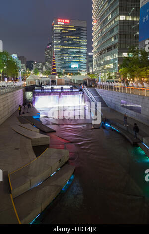 Ansicht des Cheonggyecheon Stream und Bürogebäuden in der Innenstadt von Seoul, Südkorea am Abend. Stockfoto