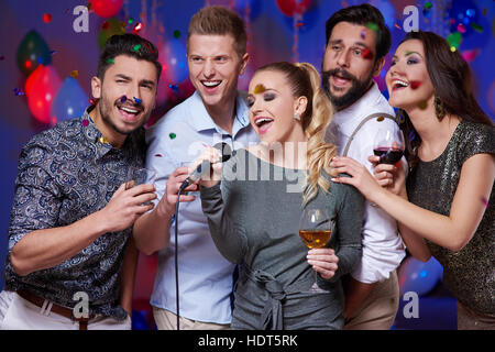 Gruppe von Freunden singen Karaoke Party Stockfoto