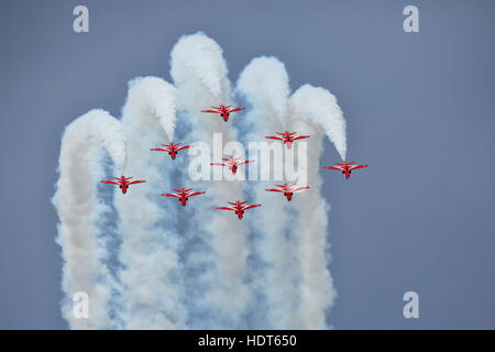 Die Red Arrows durchgeführt ihre Anzeige bei der Royal International Air Tattoo RIAT 2015 bei Fairford, UK Stockfoto