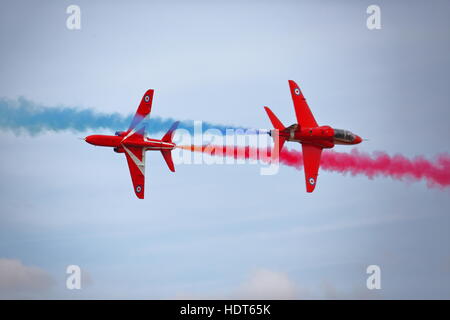 Die Red Arrows durchgeführt ihre Anzeige bei der Royal International Air Tattoo RIAT 2015 bei Fairford, UK Stockfoto