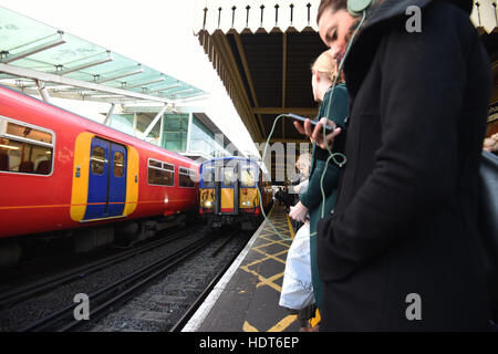 Passagiere auf einer Plattform für einen Zug in Clapham Junction, London, als Gespräche zur Lösung der Südbahn Fahrerwertung Streit bei der Schlichtungsstelle stattfinden, Acas wie Tausende von Pendlern bleiben für einen weiteren Tag gestrandet, warten. Stockfoto