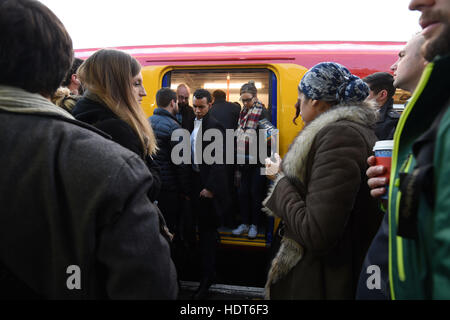 Passagiere warten an Bord ein Zuges am Bahnhof Clapham Junction, London, als Gespräche zur Lösung der Südbahn Fahrerwertung Streit bei der Schlichtungsstelle stattfinden, Acas wie Tausende von Pendlern bleiben für einen weiteren Tag gestrandet. Stockfoto