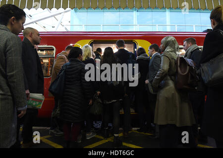 Passagiere warten an Bord ein Zuges am Bahnhof Clapham Junction, London, als Gespräche zur Lösung der Südbahn Fahrerwertung Streit bei der Schlichtungsstelle stattfinden, Acas wie Tausende von Pendlern bleiben für einen weiteren Tag gestrandet. Stockfoto