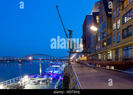 Europa, Deutschland, Köln, Promenade vor dem alten Lagerhaus am Hafen Rheinau Stockfoto