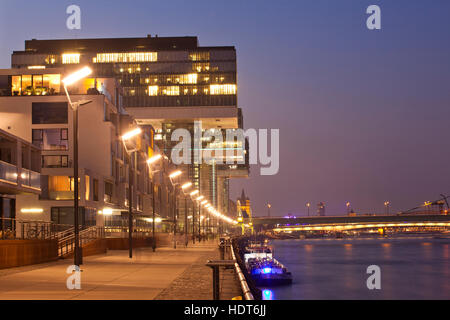 Europa, Deutschland, Köln, der Rhein promenade am Rheinauhafen, die Kran-Häuser vom Architekten Hadi Teherani. Stockfoto