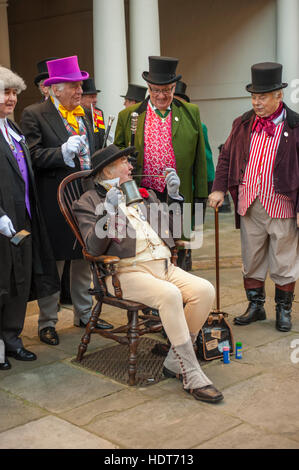 'Herr Pickwick' und der Pickwick Club außerhalb der Guildhall in 2016 Dickens Christmas Festival In Rochester Kent Stockfoto