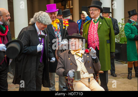 'Herr Pickwick' und der Pickwick Club außerhalb der Guildhall in 2016 Dickens Christmas Festival In Rochester Kent Stockfoto