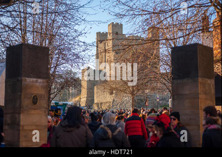 Rochester Castle und die Massen an der 2016 Dickens Christmas Festival In Rochester Kent Stockfoto