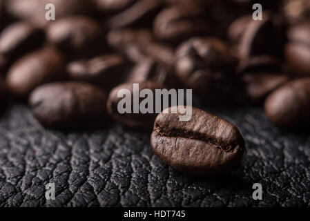 Kaffee Bohnen auf der Lederoberfläche, Makro Pgotography, Café-Konzept Stockfoto