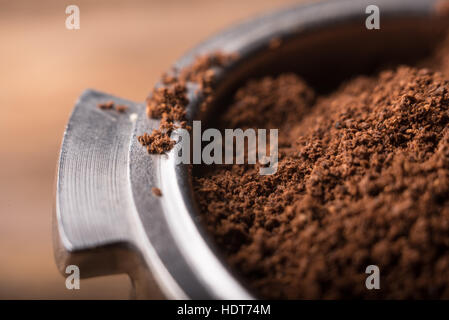 Gemahlenen Kaffee im Filterhalter porta Stockfoto