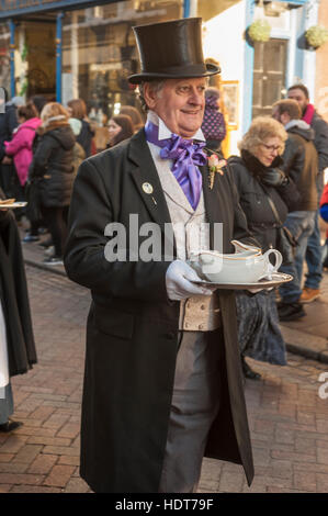 Parade der sechs Armen Reisenden unter der Leitung von "Anzünder" an der 2016 Dickens Christmas Festival In Rochester Kent Stockfoto