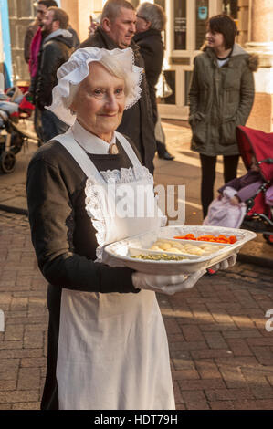 Parade der sechs Armen Reisenden unter der Leitung von "Anzünder" an der 2016 Dickens Christmas Festival In Rochester Kent Stockfoto