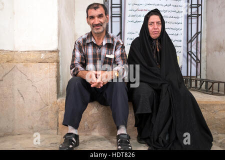 Einen mittleren gealterten paar Rest im Eram Garten in Shiraz, Provinz Fars, Iran Stockfoto