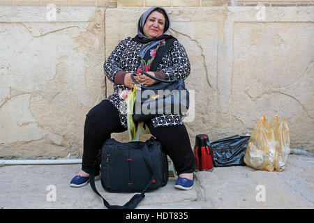 Eine Frau liegt im Eram Garten in Shiraz, Provinz Fars, Iran Stockfoto