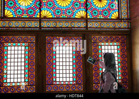 Ein Tourist fotografiert Befleckenglas Fenster in der historischen Qavam House in Shiraz, Provinz Fars, Iran Stockfoto