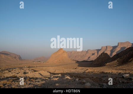 Ein Truck fährt entlang Highway 62 in Provinz Isfahan, Iran Stockfoto