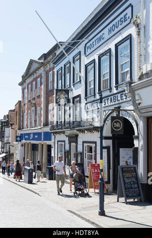 The Angel Hotel aus dem 16. Jahrhundert und Gate, High Street, Guildford, Surrey, England, Vereinigtes Königreich Stockfoto