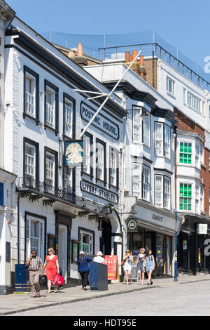 The Angel Hotel aus dem 16. Jahrhundert und Gate, High Street, Guildford, Surrey, England, Vereinigtes Königreich Stockfoto