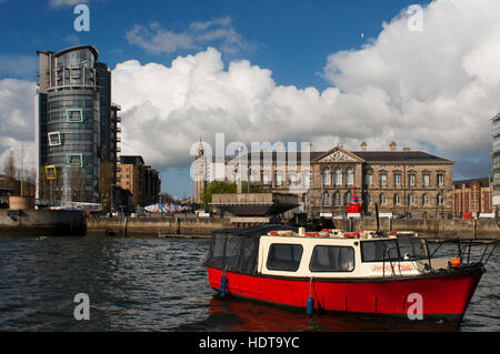 Die rote geschälten touristischen Boot Mona im Fluss Lagan in Belfast Nordirland Vereinigtes Königreich UK festgemacht. Lagan Boat Company laufen zwei verschiedene tou Stockfoto