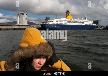 Die rote geschälten touristischen Boot Mona im Fluss Lagan in Belfast Nordirland Vereinigtes Königreich UK festgemacht. Saga Pearl II große Kreuzfahrt mit Belfast angedockt. Stockfoto