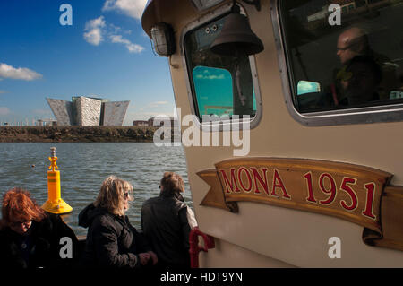 Die rote geschälten touristischen Boot Mona im Fluss Lagan in Belfast Nordirland Vereinigtes Königreich UK festgemacht. Lagan Boat Company laufen zwei verschiedene tou Stockfoto