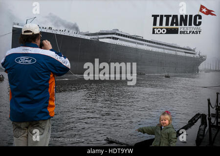 Ehemalige Thompsons trocknen Graving Dock, wo die Titanic, in titanic Viertel Queens Island gebaut wurde, Belfast Nordirland, Vereinigtes Königreich. Ein Titanic Poster an der Stockfoto