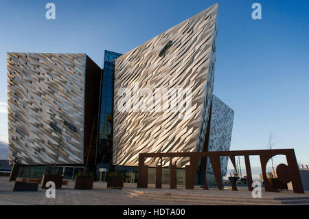 Belfast Titanic Museum und Besucherzentrum, Titanic Quarter, Belfast, Nordirland, Vereinigtes Königreich. Ein Riese aus Stahl Namensschild markiert den Eingang zum Titanic Stockfoto