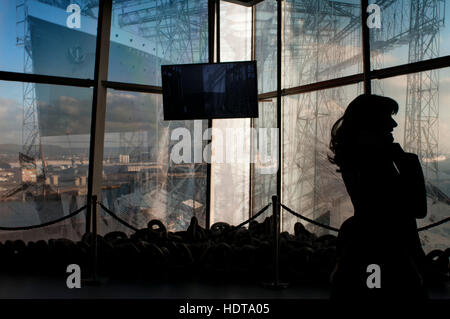 Innen Belfast Titanic Museum und Besucherzentrum, Titanic Quarter, Belfast, Nordirland, Vereinigtes Königreich. Titanic Belfast Erfahrung. Das Gebäude ist mit verkleidet. Stockfoto