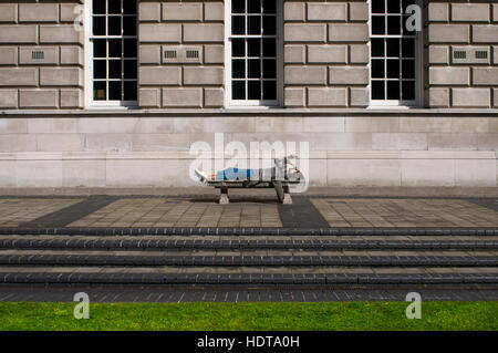 Eine Frau liegt im Garten des Rathauses ist Belfast City Council bürgerlichen Gebäude. Am Donegall Square, im Herzen von Belfast Stadtzentrum entfernt, befindet sich noch Stockfoto