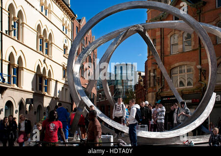 Spirit of Belfast Skulptur von Dan George, Arthur Platz, Belfast, Nordirland, Vereinigtes Königreich. Die Sculture wurde am 25. September 2009 nach einer Reihe enthüllt Stockfoto