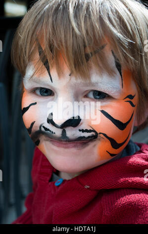 Ein Kind mit bemaltem Gesicht in St. George's Market, Belfast, Nordirland, Vereinigtes Königreich. St George-Markt ist einer der ältesten Sehenswürdigkeiten Belfasts. Es war Stockfoto