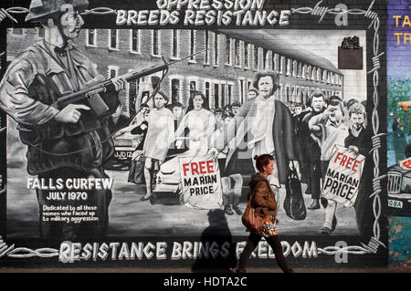 Politische Wandmalerei in fällt Straße Street, Belfast, Nordirland, Vereinigtes Königreich. Unterdrückung Rassen Widerstand; Widerstand bringt Freiheit. Wandbild in der Falls Road, Stockfoto