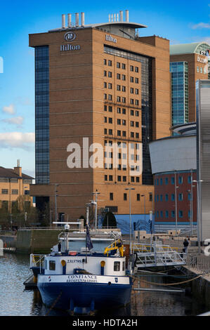 Hilton Hotel und Waterfront Hall auf dem Fluss Lagan Stadtzentrum von Belfast, Nordirland, Vereinigtes Königreich. Hilton Hotel direkt am Fluss Lagan. Entspannen Sie sich in der H Stockfoto