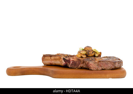 Gegrilltes Steak auf Schneidebrett, isoliert auf weiss Stockfoto