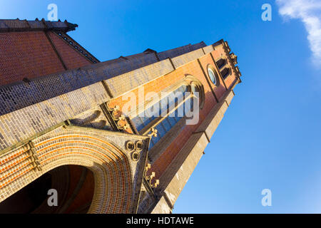 Klarer blauer Himmel hinter der Schräge der Backstein-Turm in Myeongdong Kathedrale in Seoul, Südkorea Stockfoto