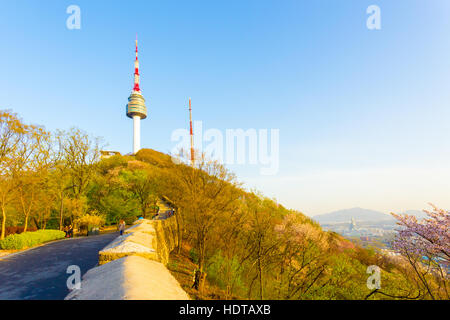 Wanderweg und alte Stadt Mauer Form führenden Leitungen zum Berg Namsan Berg N Seoul Tower auf einem wolkenlosen, klaren Frühlingstag Stockfoto
