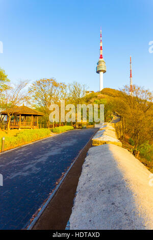 Wanderweg und alte Stadt Mauer Form führenden Leitungen zum Berg Namsan Berg N Seoul Tower auf einem wolkenlosen, klaren Frühlingstag Stockfoto